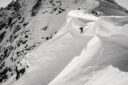 Snowboarder sautant une corniche en noir et blanc