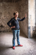 Femme dans un b&acirc;timent ancien