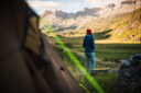 Une randonneuse &agrave; un bivouac
