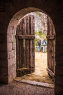 Deux femmes sur une terrasse dans l'entrebaillement d'une porte du fort du Portalet