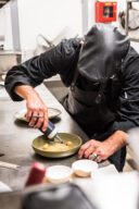 Un cuisinier dresse une assiette