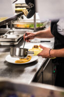 Un cuisinier dresse une assiette