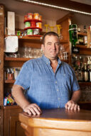 Un homme derri&egrave;re un comptoir