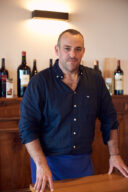 Un chef cuisiner en salle