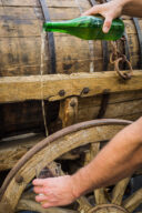 Du cidre basque versé à la bouteille dans un verre