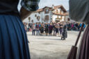 Spectacle traditionnel basque dans un village