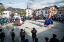 Spectacle traditionnel basque avec des géants et des musiciens sur la place d'un village