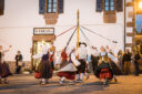 Groupe de danses traditionnelles basques dans un village
