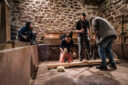 Groupe joue de la kirikoketa dans pressoir basque