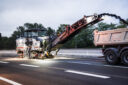 Une raboteuse sur un chantier de r&eacute;fection d'enrob&eacute; d'autoroute - COLAS